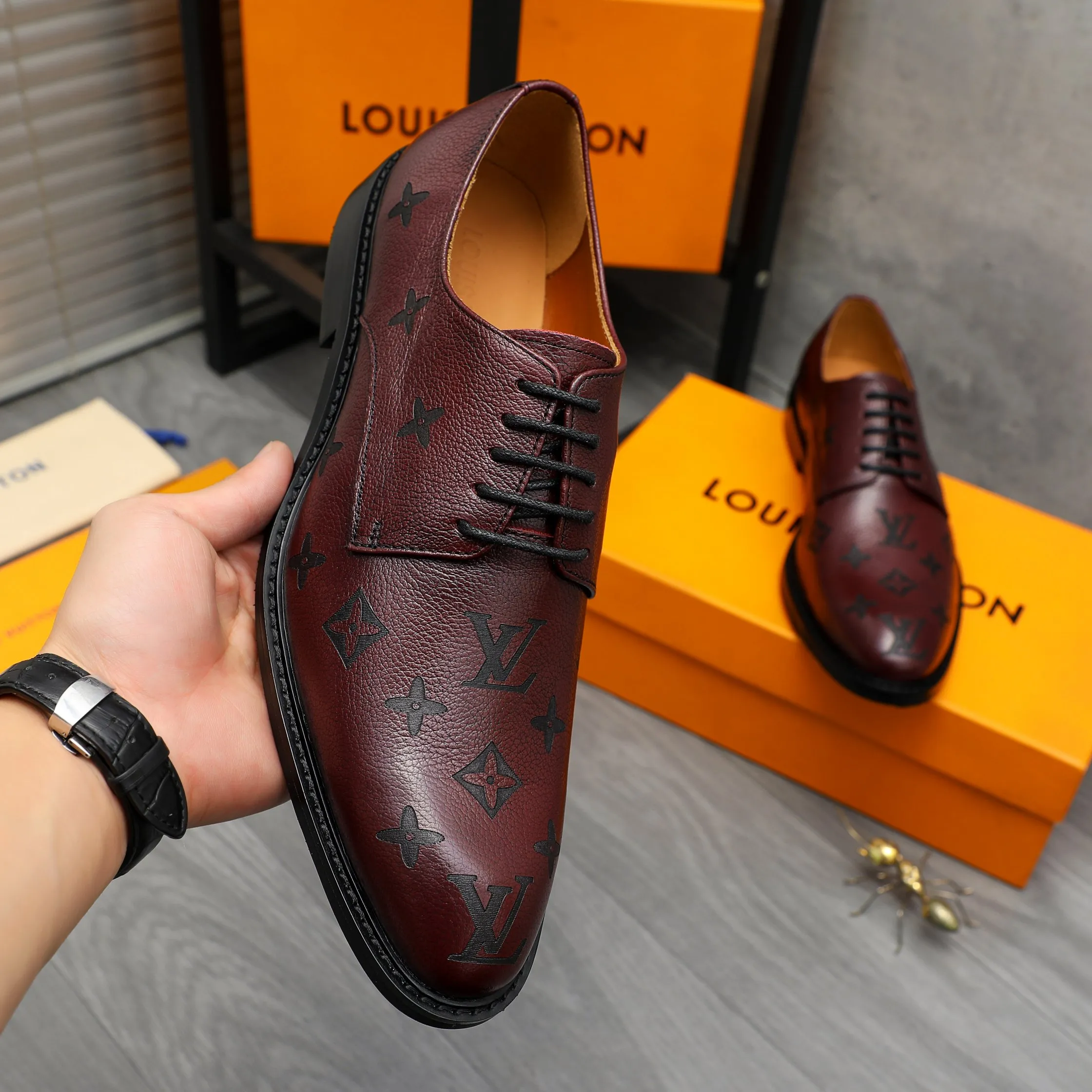 Men's shoes 💰p460 Product trademark: LV (Louis Vuitton) business lace-up formal leather shoes Regular size: 39-44 (38.45 custom-made, non-refundable) Product materials: Selected high-quality pebbled cowhide embossed upper, cowhide lining, original rubber outsole